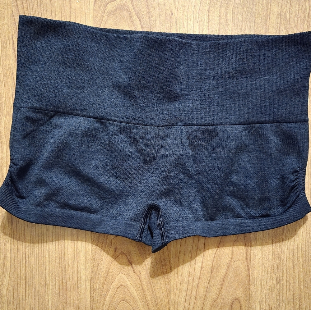 Lululemon Womens Align 4" short, Size 6 - like new!